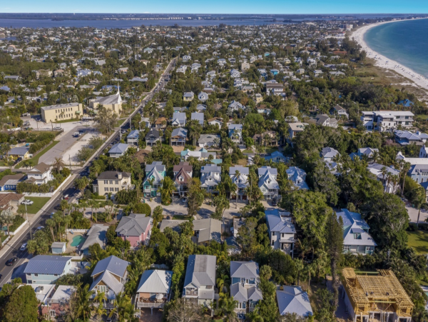 Six Bedroom Luxury Vacation Rental Anna Maria with Pool